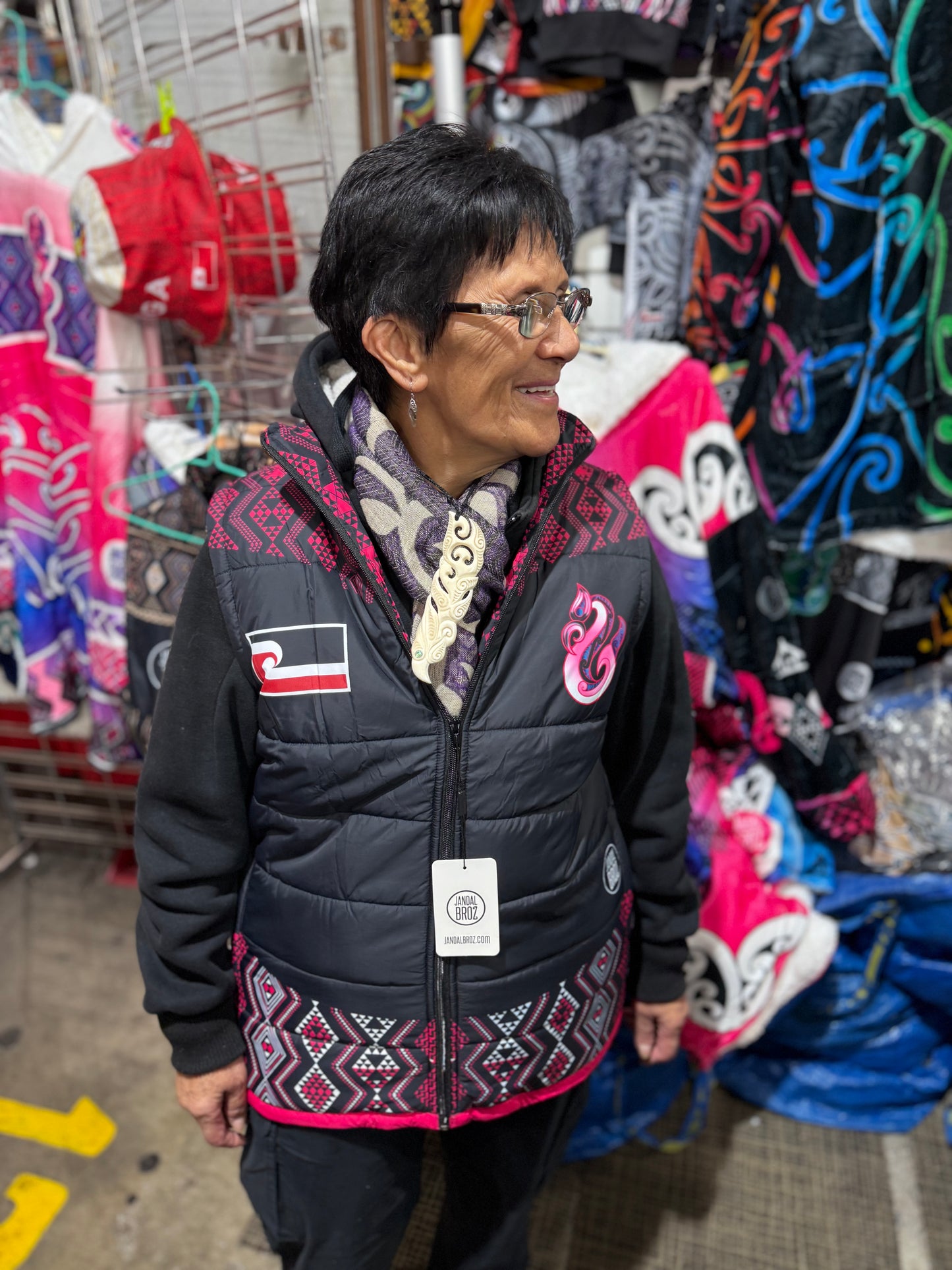 Puff vest Māori hoodie Aroha pink tāniko