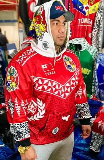 Tonga Hoodie Red V manu lua