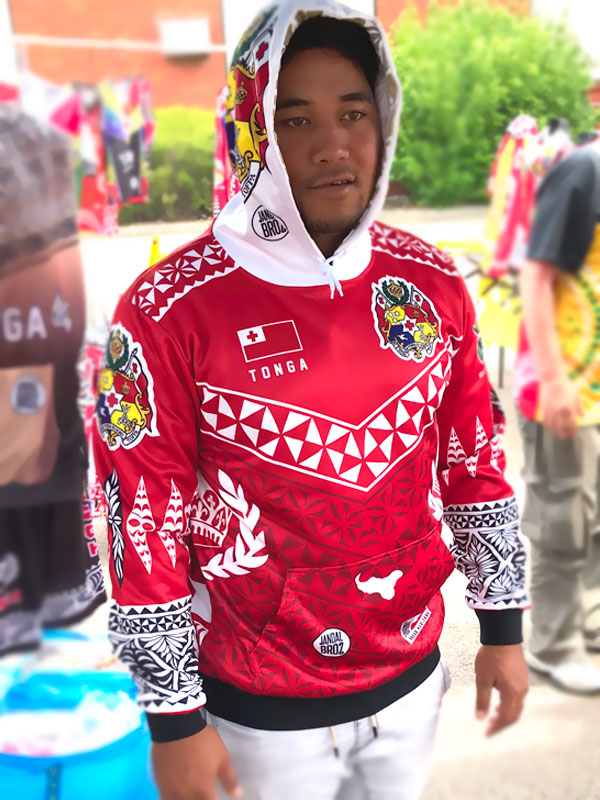 Tonga Hoodie Red V manu lua
