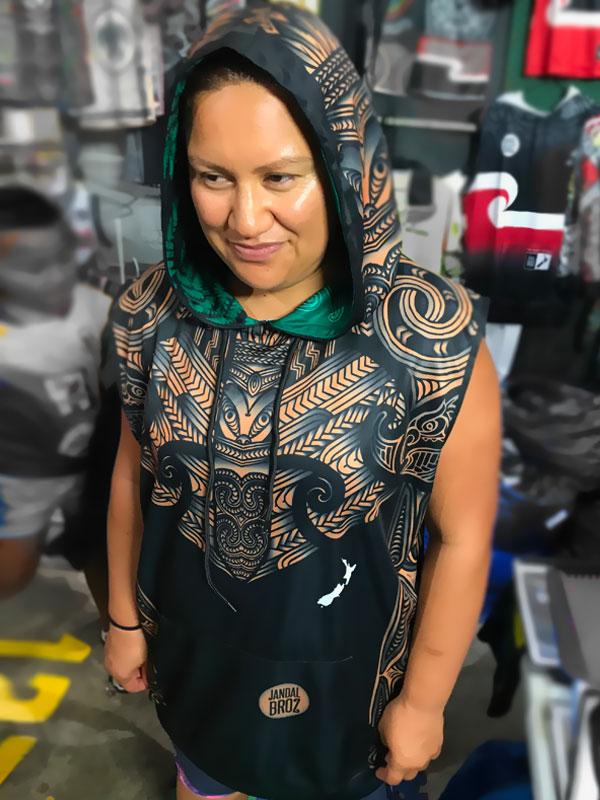 • Sleeveless Hoodie Maori Taiaha whakairo