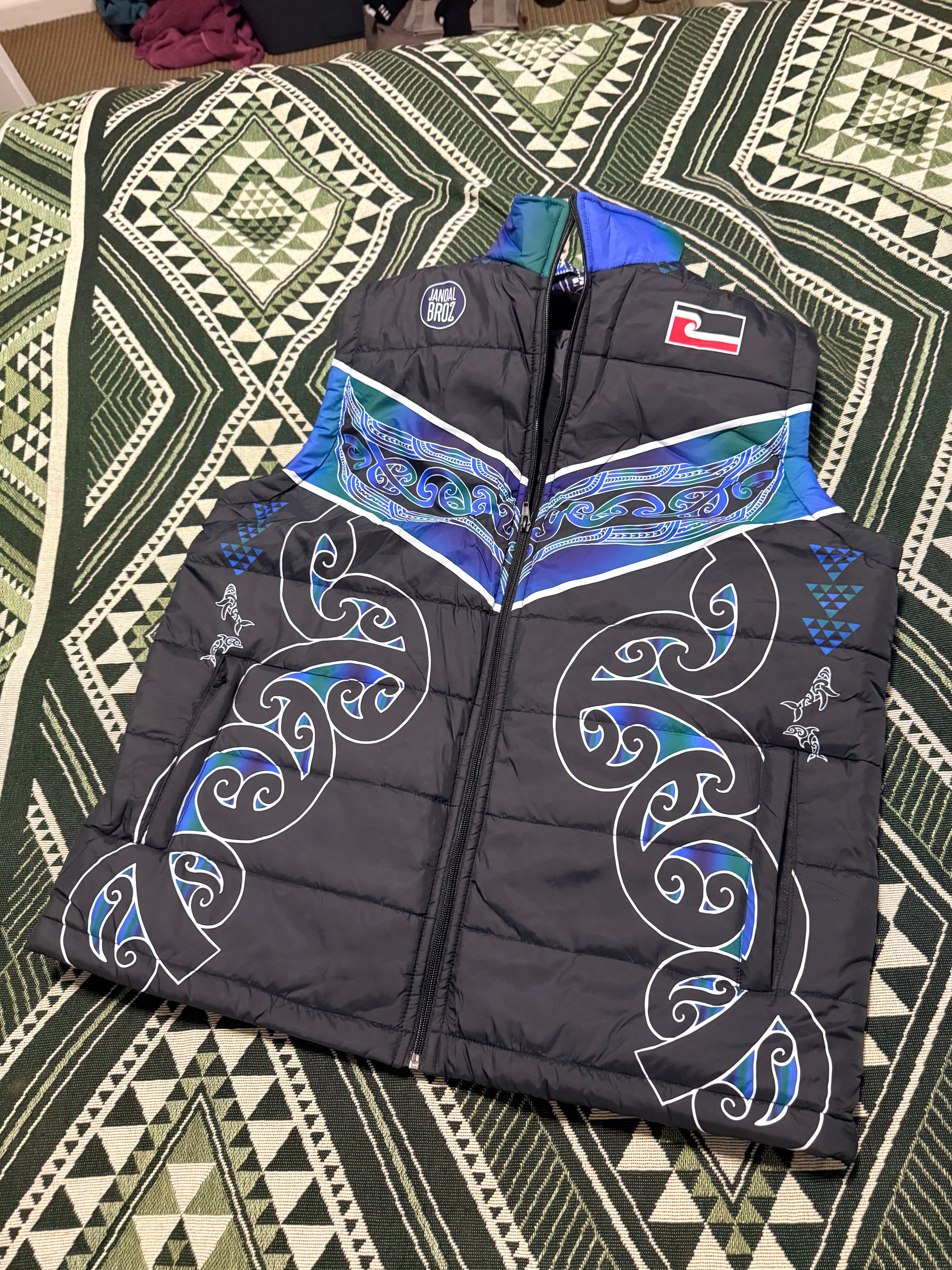 Māori hoodie whale black