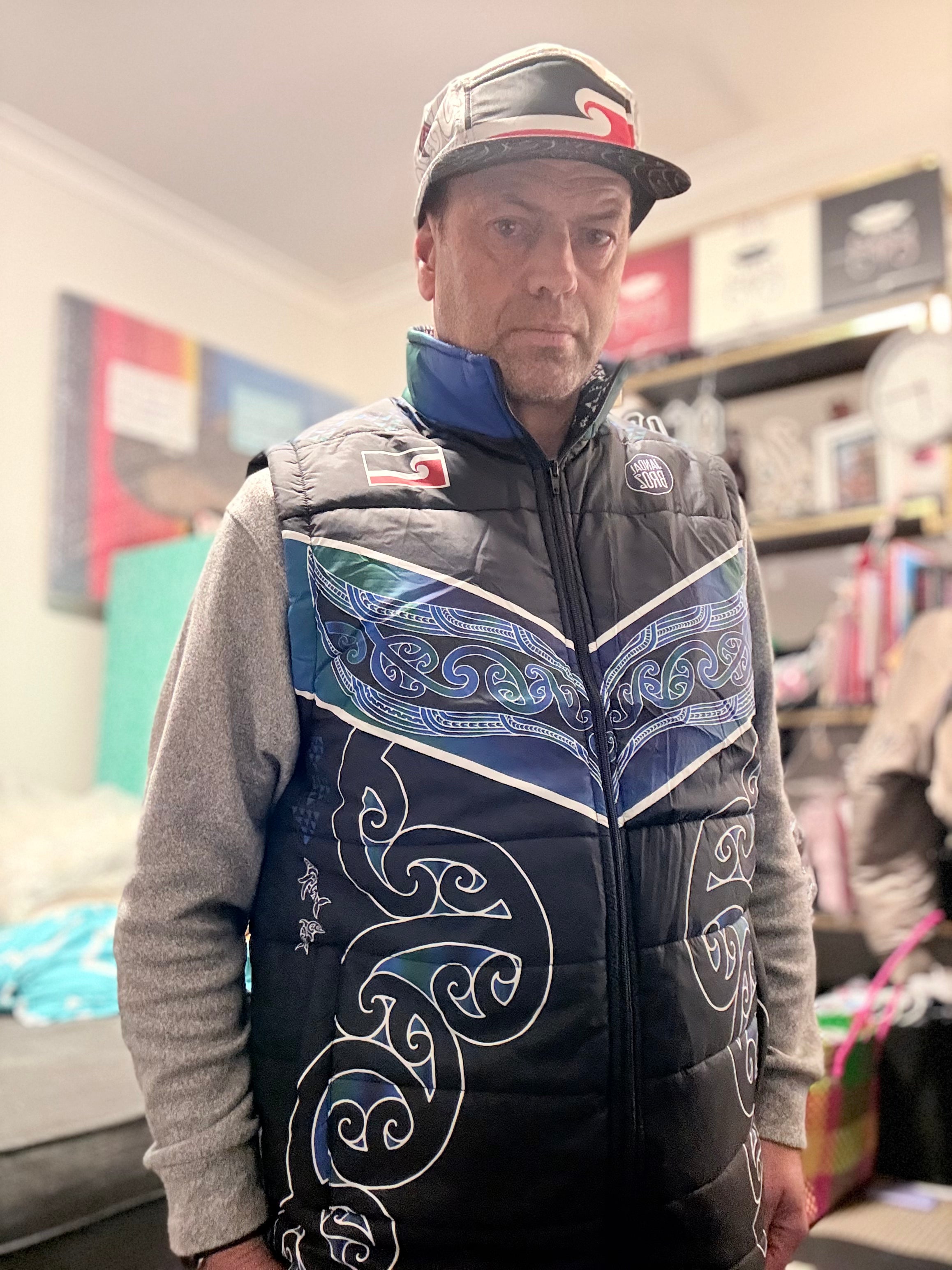 Māori hoodie whale black