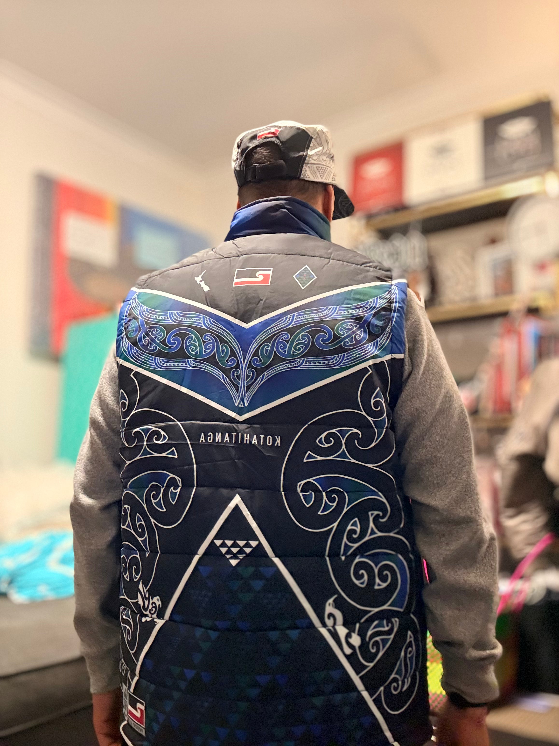 Māori hoodie whale black