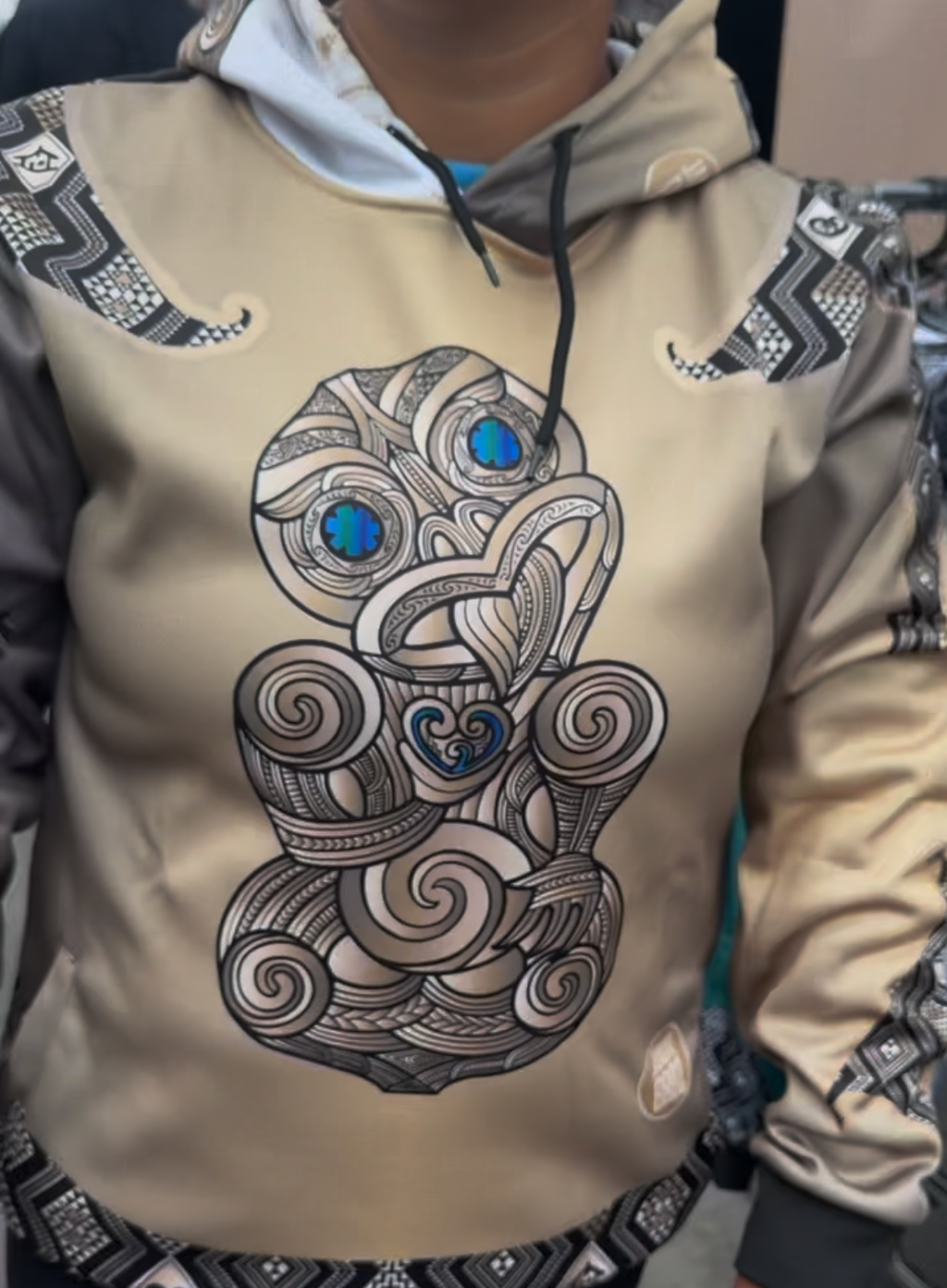 • Māori hoodie GOLD Hei Tiki